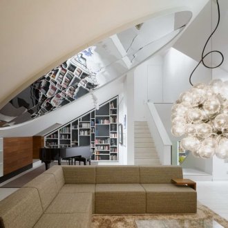 Οροφή καθρέφτη γύρω από το σπίτι