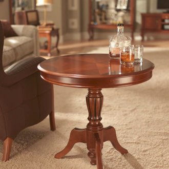 Κλασικό ξύλινο τραπεζάκι