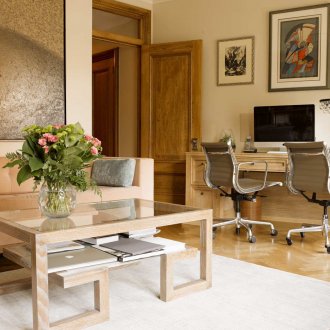 Ξύλινο και γυάλινο τραπέζι στο καθιστικό