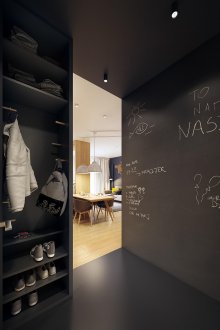 Μαύρο διακοσμητικό και ντουλάπα στο διάδρομο