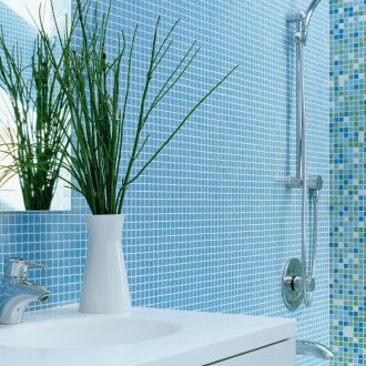 Μπλε και πολύχρωμα μωσαϊκά στο μπάνιο