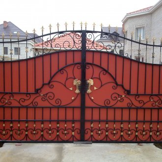 Κόκκινες και μαύρες σφυρηλατημένες πύλες