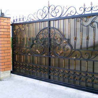 Σφυρήλατες πύλες με πολυανθρακικό