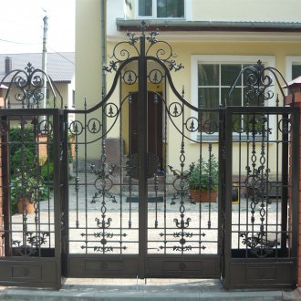 Χαριτωμένες σφυρηλατημένες πύλες