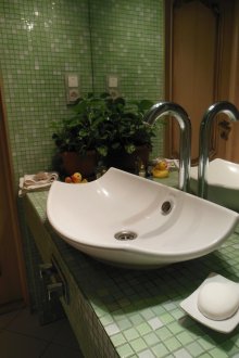 Πράσινο μωσαϊκό στο σχεδιασμό του μπάνιου