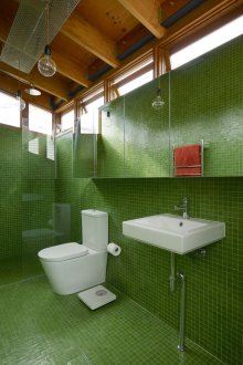 Πράσινο-καφέ μπάνιο με λευκά φωτιστικά