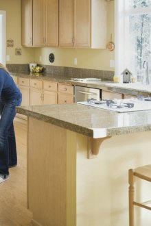 Μαροκινό κεραμίδι στο πάτωμα της κουζίνας