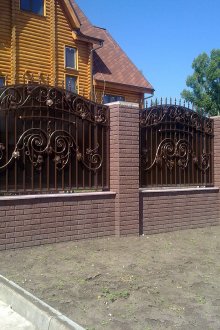 Λευκός σφυρηλατημένος φράκτης