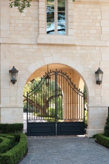 Όμορφη πλαστή πύλη