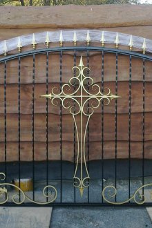 Μαύρο και χρυσό σφυρήλατο φράχτη