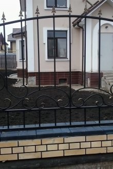 Μαύρο σφυρηλατημένο φράχτη