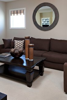 Καφέ έπιπλα στο εσωτερικό του καθιστικού