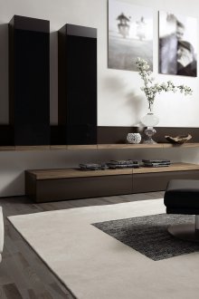 Καφέ ράφια στο εσωτερικό του καθιστικού