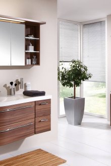 Καφέ έπιπλα σε ένα λευκό μπάνιο