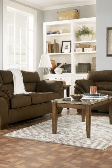 Καφέ έπιπλα και μπλε ταπετσαρία στο σαλόνι