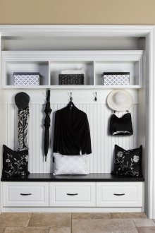 Μεγάλη θέση για ρούχα στο διάδρομο