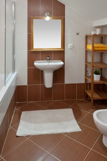 Μανσάρδα καφέ και λευκό μπάνιο