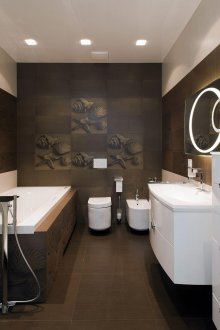 Καφέ και μπεζ πλακάκια στο μπάνιο