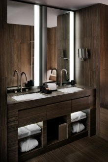 Τελειώνοντας το μπάνιο με καφέ πλακάκια κάτω από το δέντρο