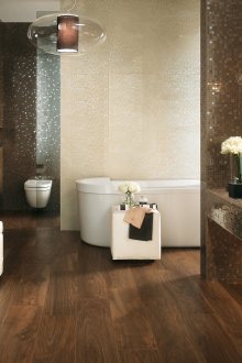 Καφέ μωσαϊκό στο εσωτερικό του μπάνιου