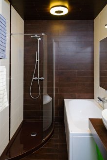 Όμορφο καφέ και λευκό μπάνιο