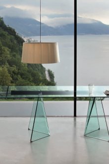 Μοντέρνο γυάλινο τραπέζι στο εσωτερικό