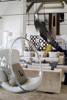 Γυαλί κρεμαστά καρέκλα στο εσωτερικό του σπιτιού