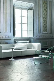 Γυάλινη πολυθρόνα στο σαλόνι