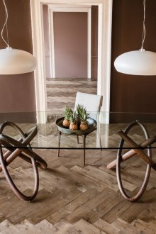 Μεγάλη τραπεζαρία από ξύλο και γυαλί