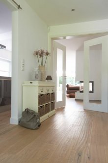 Ξύλινο πάτωμα στο διάδρομο