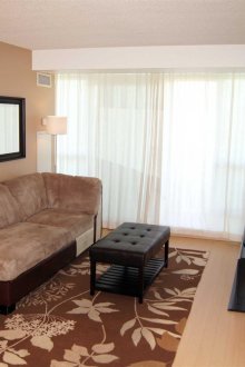 Ο συνδυασμός καφέ και μπεζ χρώματος στο εσωτερικό