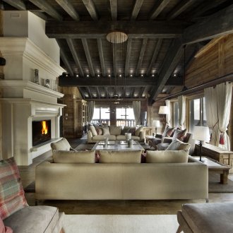 Λουλούδια σε διακοσμητικά γλάστρες στο περβάζι