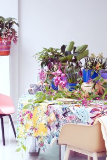 Gloriosa λουλούδια στο τραπέζι ενός εξοχικού σπιτιού