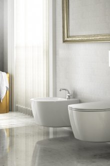 Τοίχου κρεμασμένη τουαλέτα