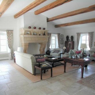 Έπιπλα αντίκες σε μοντέρνο εσωτερικό