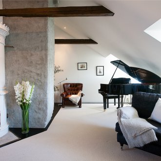 Ανοιξιάτικος καναπές στο σκανδιναβικό εσωτερικό