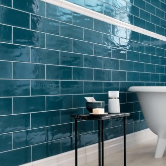 Μπλε πόρτα εισόδου με καθρέφτη