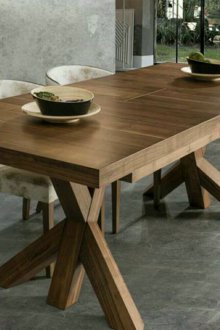 Ξύλινο τραπέζι