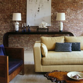 Κλασικός καναπές στο εσωτερικό του καθιστικού