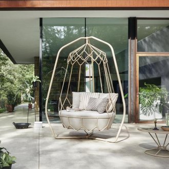 Μεταλλική διακόσμηση στην μπροστινή πόρτα