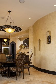 Τα παιδιά από τον ορεινό όγκο ενός δέντρου με διακόσμηση