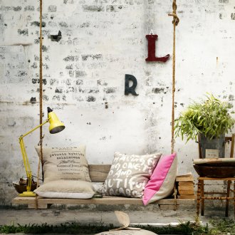 Παιδική χαρά με μια κούνια