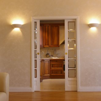 Επενδυμένη κλασική πόρτα με διακόσμηση