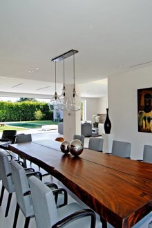 Λευκός καναπές σε ηθικό ύφος.