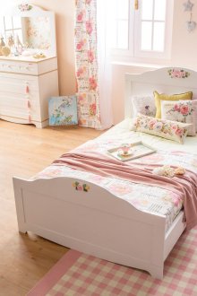 Λευκή ταπετσαρία σε στιλ Προβηγκίας