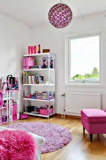 Λευκός καναπές στο σκανδιναβικό εσωτερικό