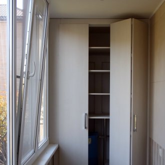 Ντουλάπα στο μπαλκόνι