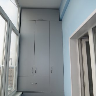 Ντουλάπα στο μπαλκόνι