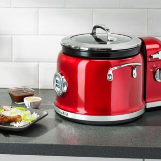 Κόκκινο κάλυμμα για ένα υπνοδωμάτιο