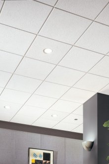 Κρεβάτι δίπλα στο παράθυρο